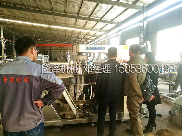 歡迎長春客戶(hù)來廠考察火鍋底料炒鍋