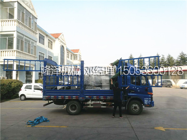 遼寧鞍(ān)山客戶的大型海鮮醬炒鍋設備正在裝車發貨