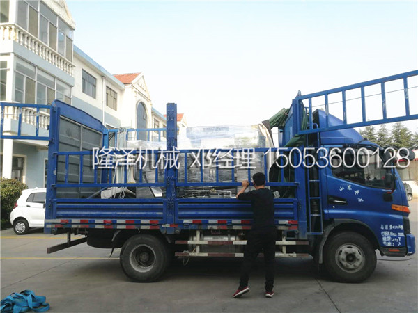 遼寧(níng)鞍山客戶的(de)大型海鮮醬炒鍋設備正在裝車發貨