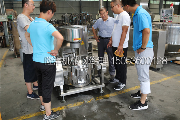 研究所來廠考察（chá）試驗用小型電磁（cí）炒藥機