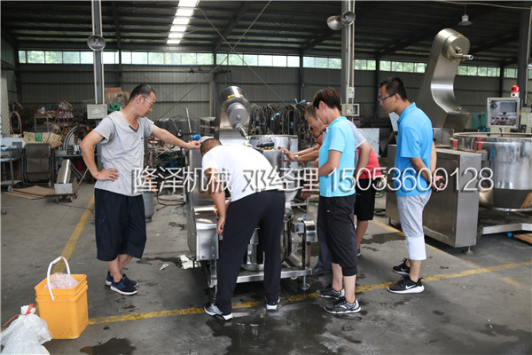 研究所來廠（chǎng）考察試驗用小型電磁炒藥機