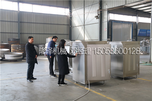 歡迎內蒙古(gǔ)呼和浩特(tè)客戶到我公司考察拌料機